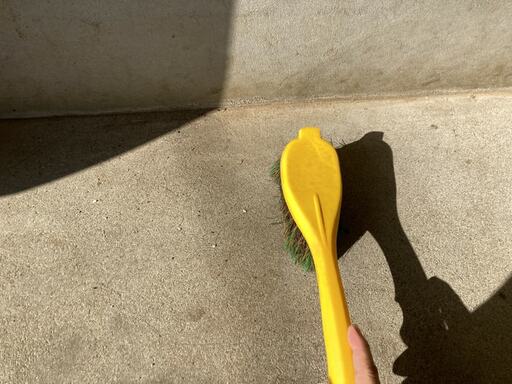 洗車ブラシでこする