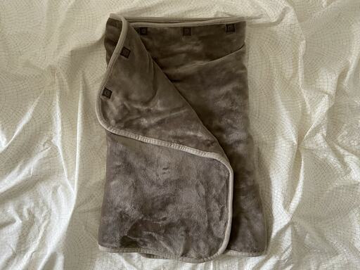 スナップボタンつきの電気ひざ掛け