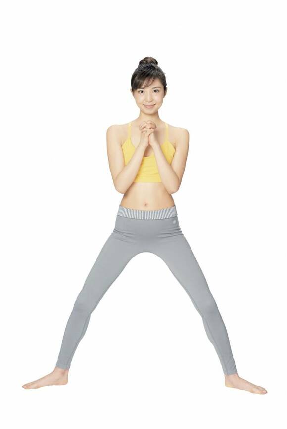 立って手を合わせる女性