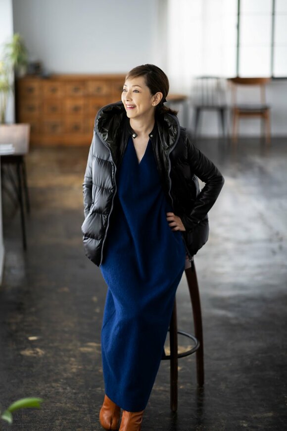 黒ジャケット女性