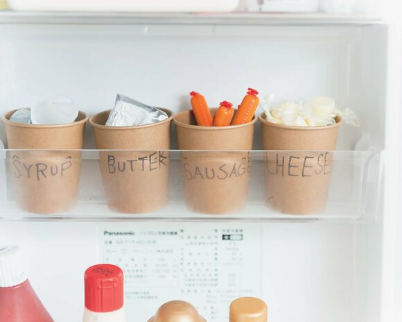 こまごまとした食材を紙コップで分類