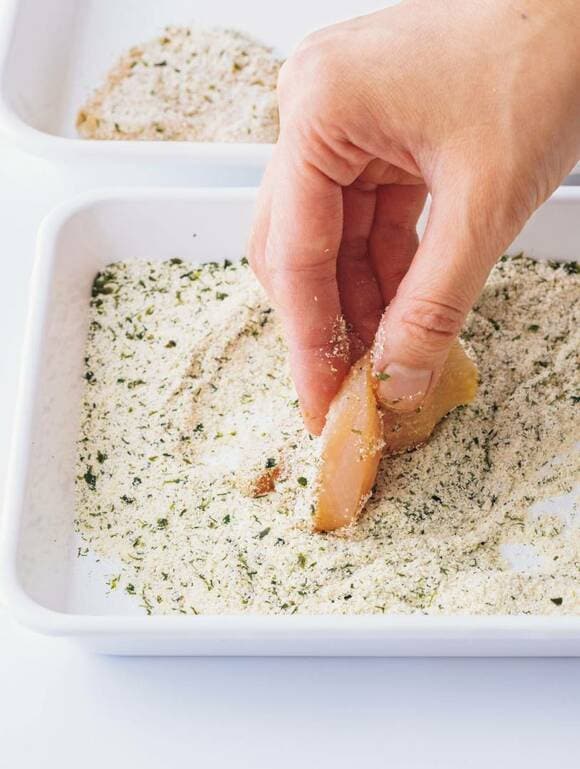 お肉をおからパウダーにつける