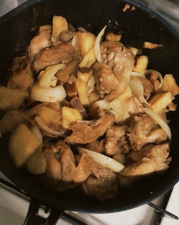 鶏モモ肉とさつまいもの炒め物