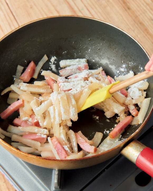 フライパンで大根などを炒める