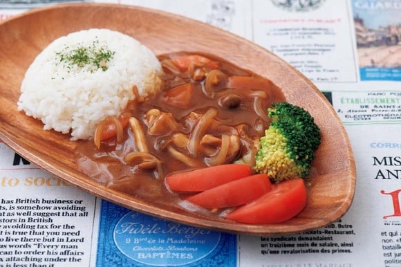 いつものカレーライスもカフェ風盛りつけで華やかに！