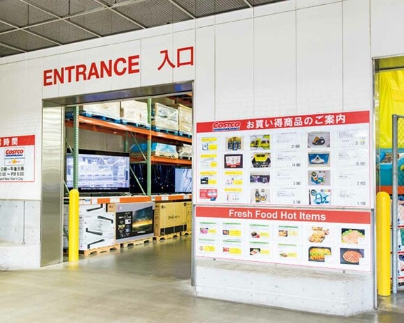 【A】入り口横の掲示板は、おトクなアイテムがひと目でわかる