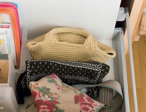 バッグはここへ