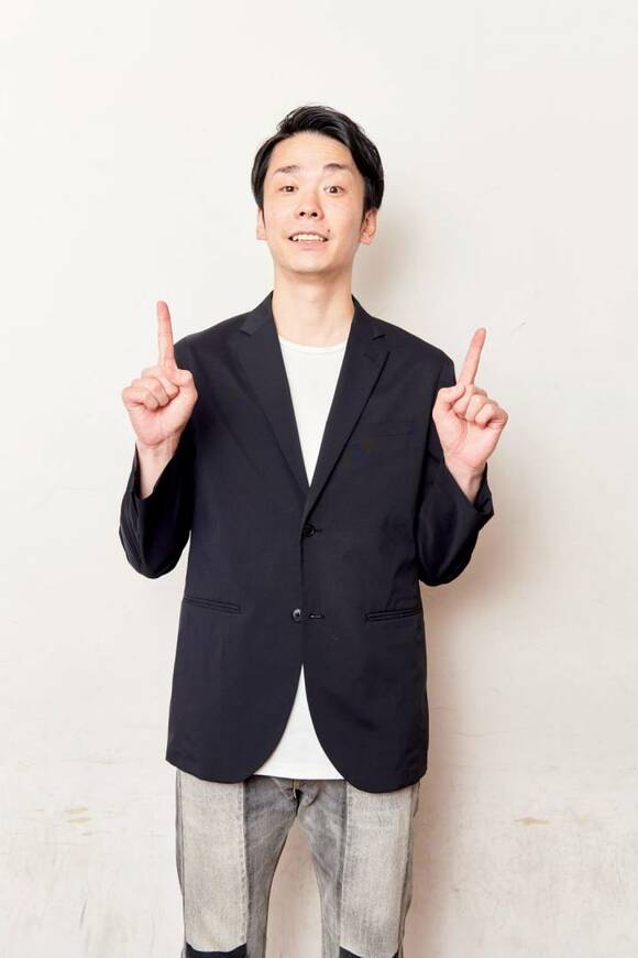 濱家さん上指差し