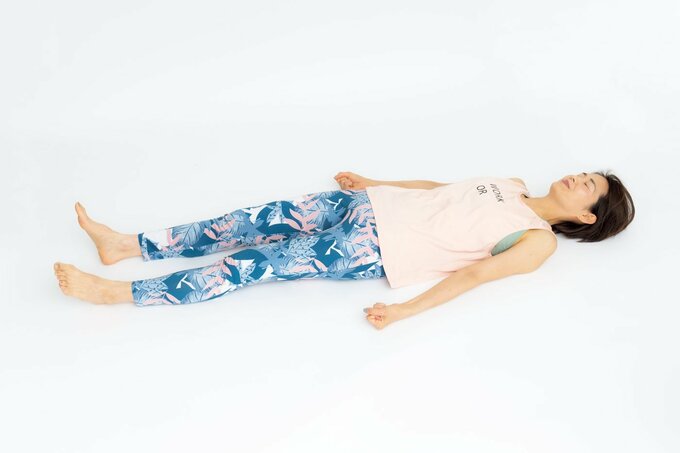 あおむけになって握りこぶしをつくる人