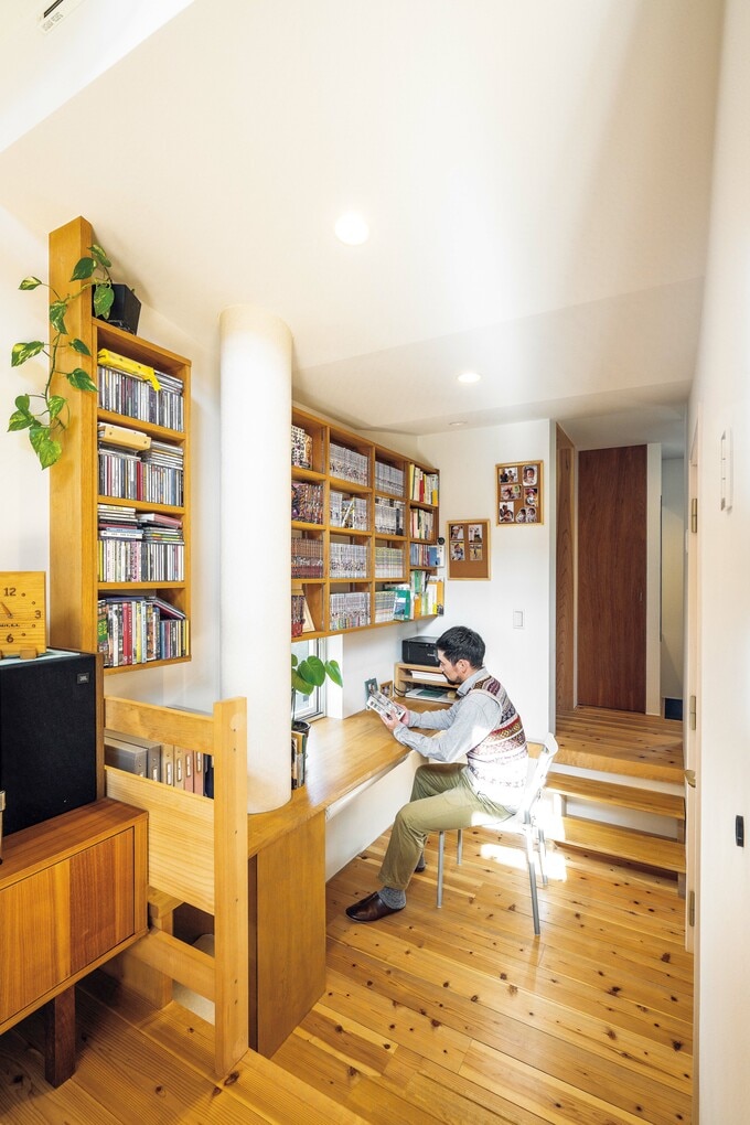 玄関とリビングの間にある読書スペース