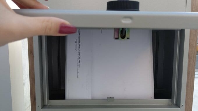 ポスト内部で滑り台のような収まり