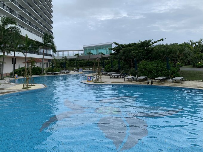 6月の沖縄旅行でほぼ貸し切り状態のプールで泳いだことも…