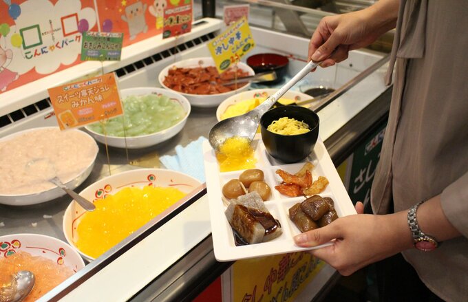 ずらりと並ぶ無料の「こんにゃくバイキング」コーナー