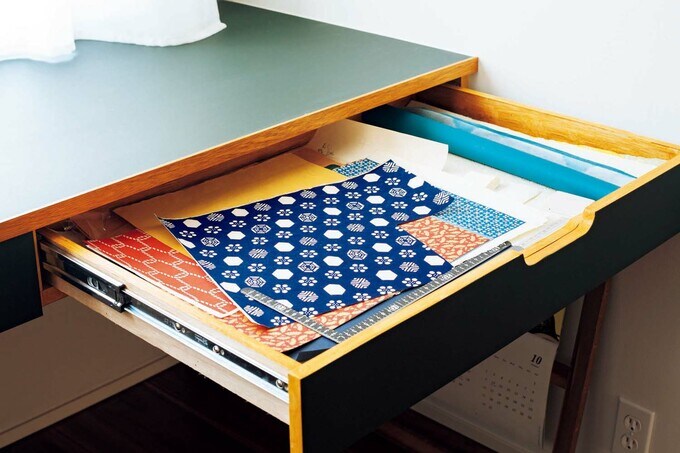 緑のデスクと引き出し