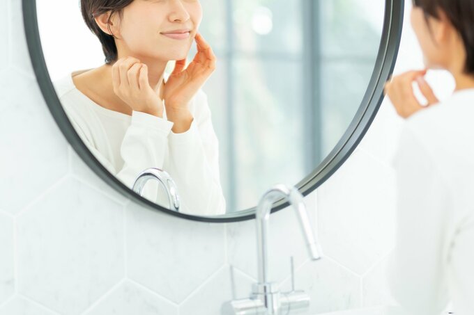 スキンケアする女性