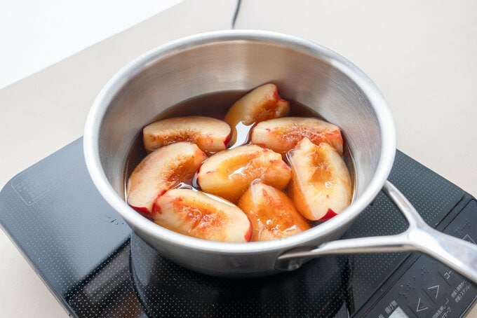 鍋に桃が入っている