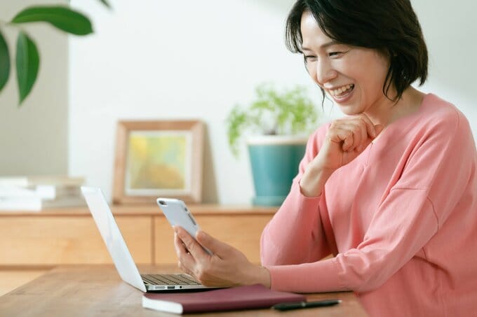 スマホを見る女性