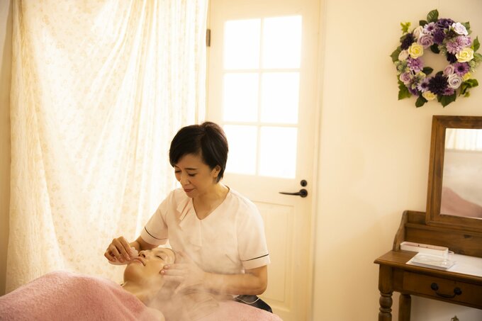 カッサを施されてる女性