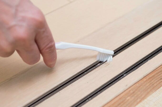 引き戸のレールは歯ブラシでホコリをかき出す