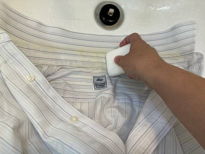 洗濯用固形石けんをこすりつける