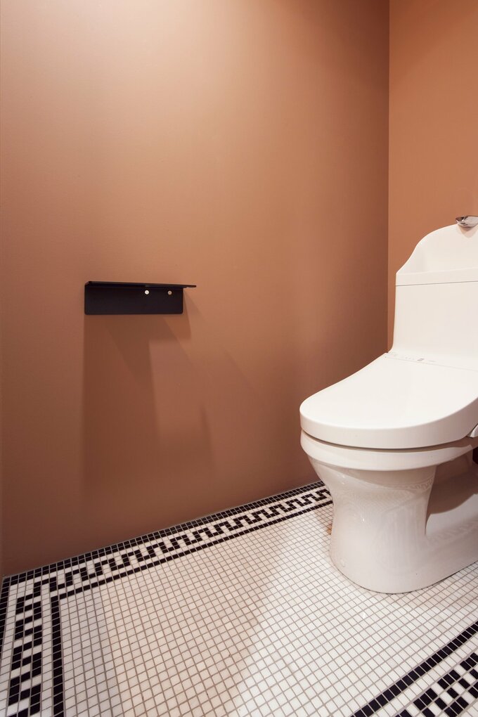 トイレに敷き詰めたタイルはオリジナルデザイン