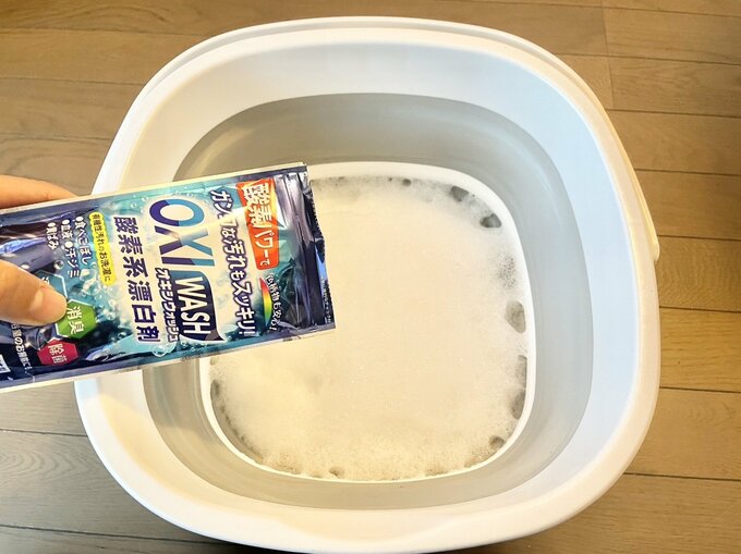 バケツに入れて水で溶かしている。上履きを漂白する準備。