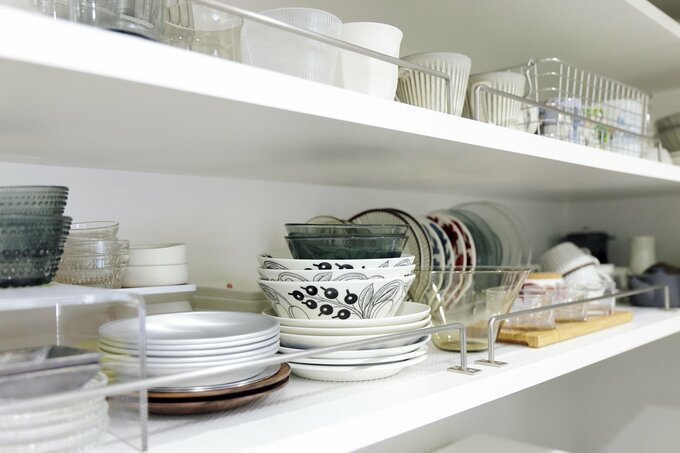 お気に入りの器を見せる収納にしているパントリー内部