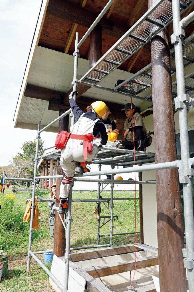 軒天を張ったり外壁を塗ったりする作業