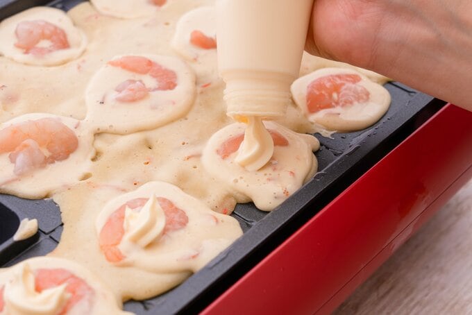 マヨネーズを絞り入れる