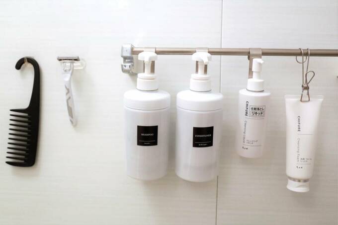 バスルームの壁面を利用した収納の様子