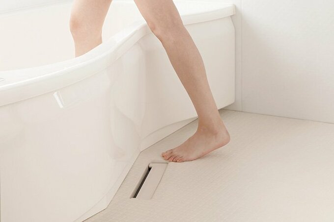 浴槽は出入りの際にまたぎやすいユニバーサルデザイン