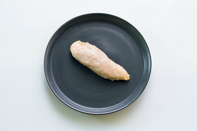 皿に盛られた低温焼きササミ