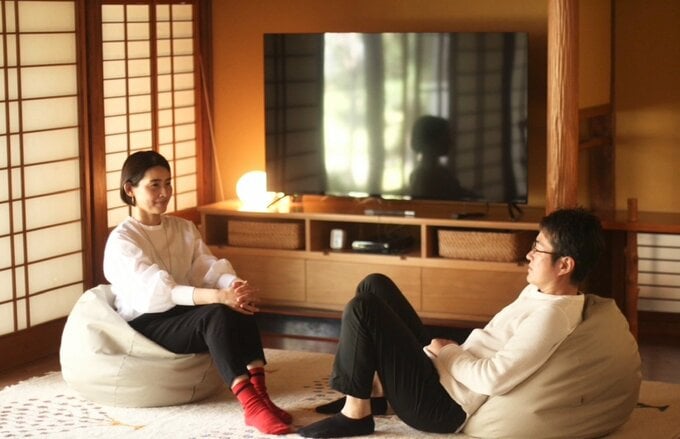 夫とリビングでくつろぐひでさん