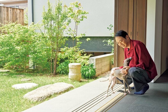 リビングの床は一部を黒御影石貼りに