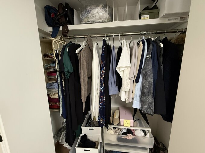 煩雑としたクローゼット