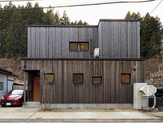 秋田杉の外皮「赤身」で仕上げた外観