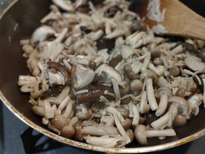 キノコを炒める