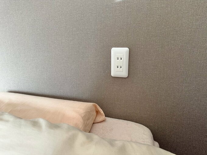 ベッドの高さを考慮してコンセントを設置