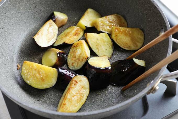 フライパンにナス