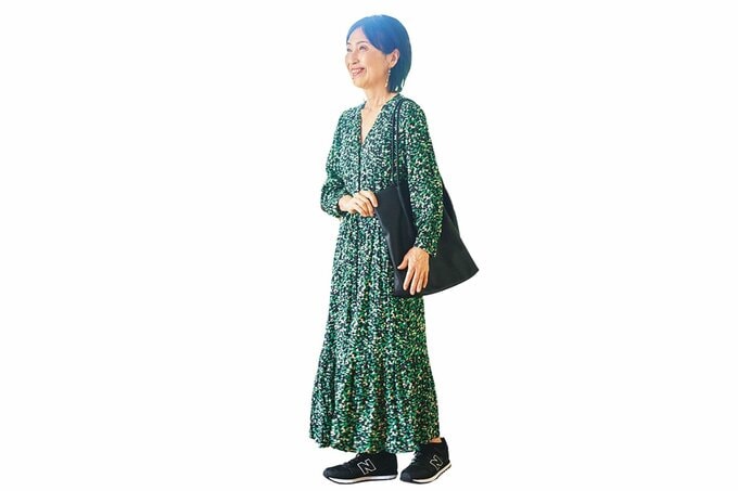 緑色のワンピースを着ている女性