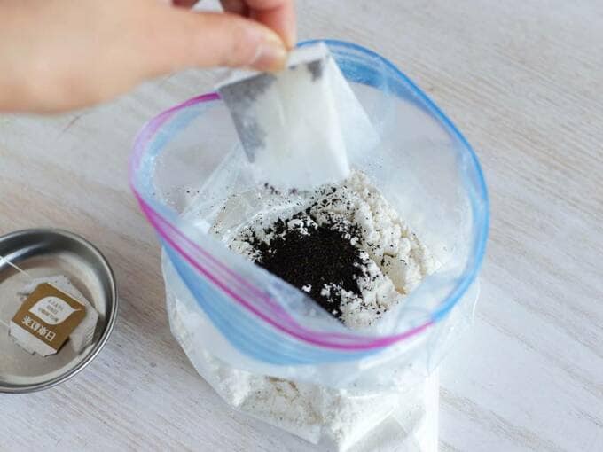 袋にホットケーキミックスと茶葉