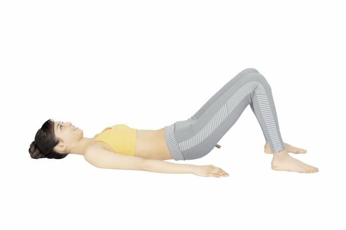 お尻を床に下ろす