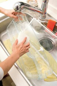 トレーやケースはシンクで水洗いする