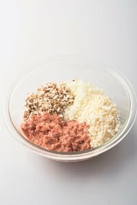 ［保存ポイント2］肉ダネに野菜やキノコを混ぜる