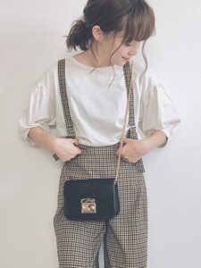 暑さが残る時季は白トップスでさわやかに