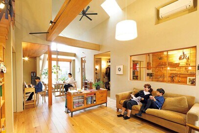 大きな吹き抜け、室内外にテラス、DIY部屋…。家族それぞれに居場所がある家