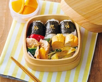 鶏と彩り野菜のオイスターマヨ煮弁当。3品同時に蒸し調理でヘルシーに