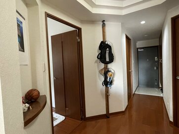 狭い玄関に収納効果抜群、ラブリコとIKEAのフックで簡単DIYを