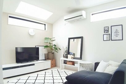 8坪の狭小住宅で4人暮らし「快適リビング」にするコツ。床見せの工夫で空間すっきり