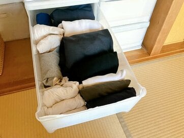 40代、「衣替えしない」暮らしのメリット3つ。子ども3人の服は引き出しに入るだけ